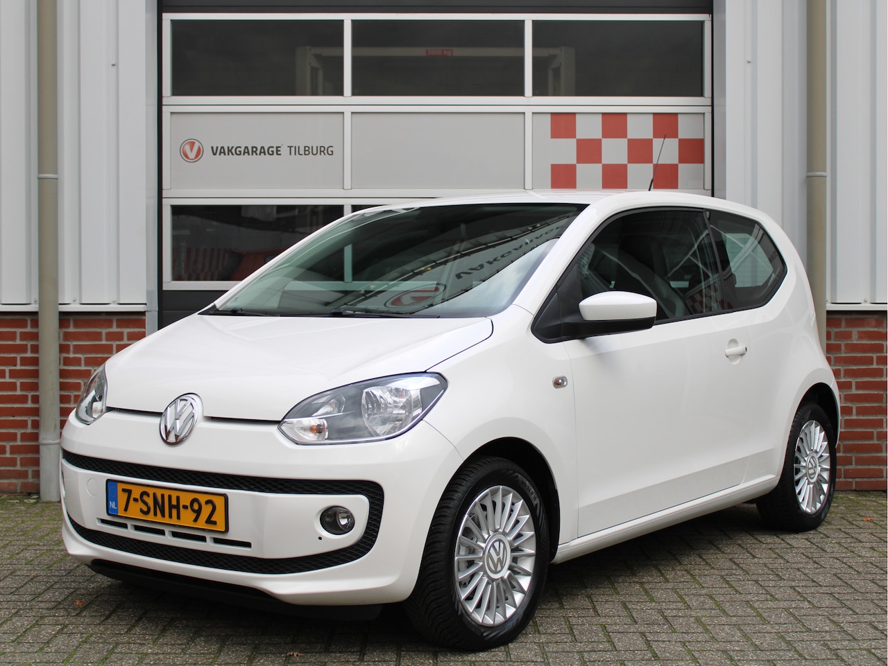 Volkswagen Up! - 1.0 60PK High up! /AIRCO/Stoelverwarming/CV/15'LM/ISOFIX/Mistlampen/AUX/Elek. ramen! - AutoWereld.nl