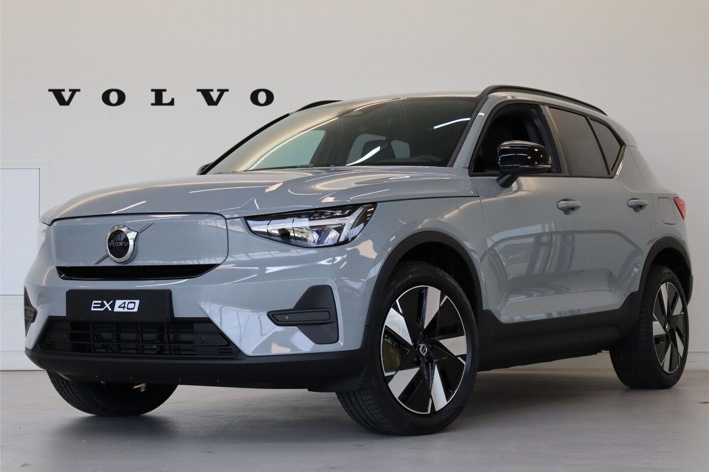 Volvo EX40 - Single Motor Core 70 kWh Driver Assist Pack | Climate Pack | 19" 5-spaaks glossy black/di - AutoWereld.nl