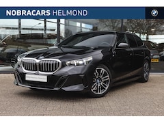 BMW 5-serie Touring - 530e M Sport Automaat / Panoramadak / Trekhaak / Achteruitrijcamera / M Sportonderstel / A