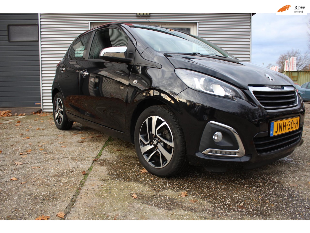 Peugeot 108 - 1.0 e-VTi Collection 1.0 e-VTi Collection 5-deurs, airco, car-play, navigatie, keyles entry, lm velgen, chrome - AutoWereld.nl