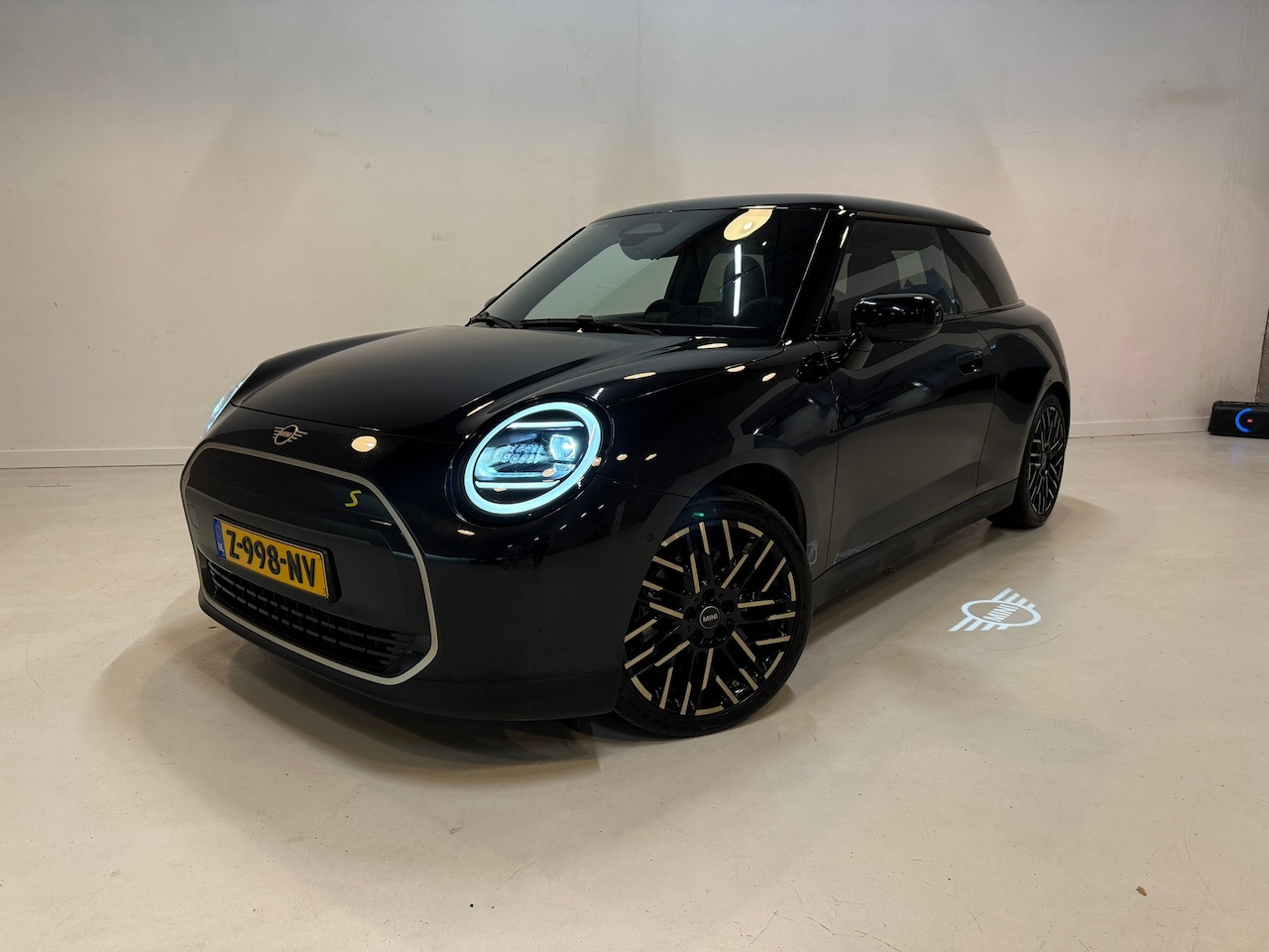 MINI Mini-Electric - Cooper SE Favoured M 54.2 kWh | BTW-AUTO | NL-auto | Vol! | Pano | HUD | Full ambient | H& - AutoWereld.nl