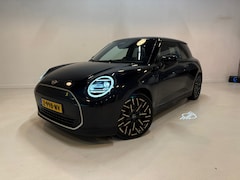 MINI Mini-Electric - Cooper SE Favoured M 54.2 kWh | BTW-AUTO | NL-auto | Vol | Pano | HUD | Full ambient | H&K