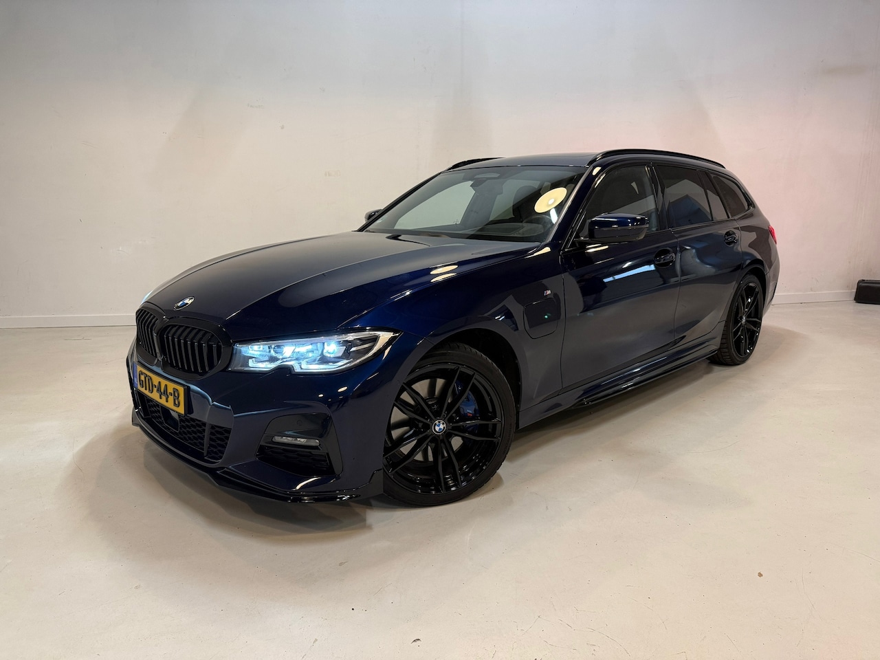 BMW 3-serie Touring - 330e xDrive High Executive M Shadow Line | BOMVOL! | PANO | HUD | H&K | 360 Camera | Full - AutoWereld.nl