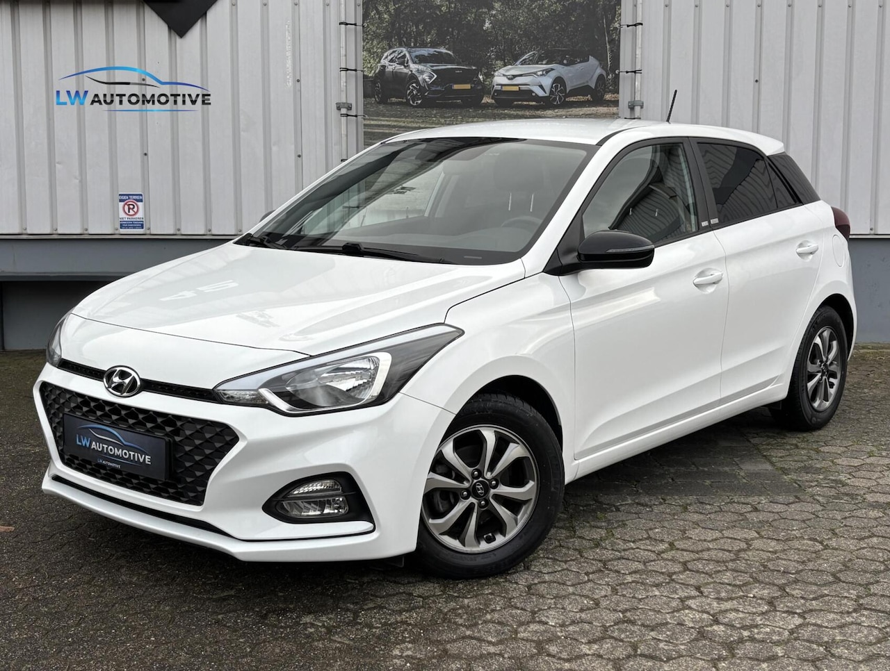 Hyundai i20 - 1.2 HP 84pk Comfort | Carplay | Camera | 16 inch | Stoel+stuurverwarming - AutoWereld.nl