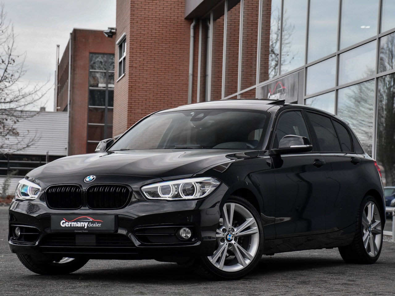 BMW 1-serie - 118i Corporate Lease High Executive Pano H&K Keyless ACC LED M-Sport Leder - AutoWereld.nl