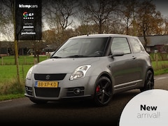 Suzuki Swift - 1.6 Sport | Climate | Carplay | All Black | Dyn.Verl | Or. NL | NAP