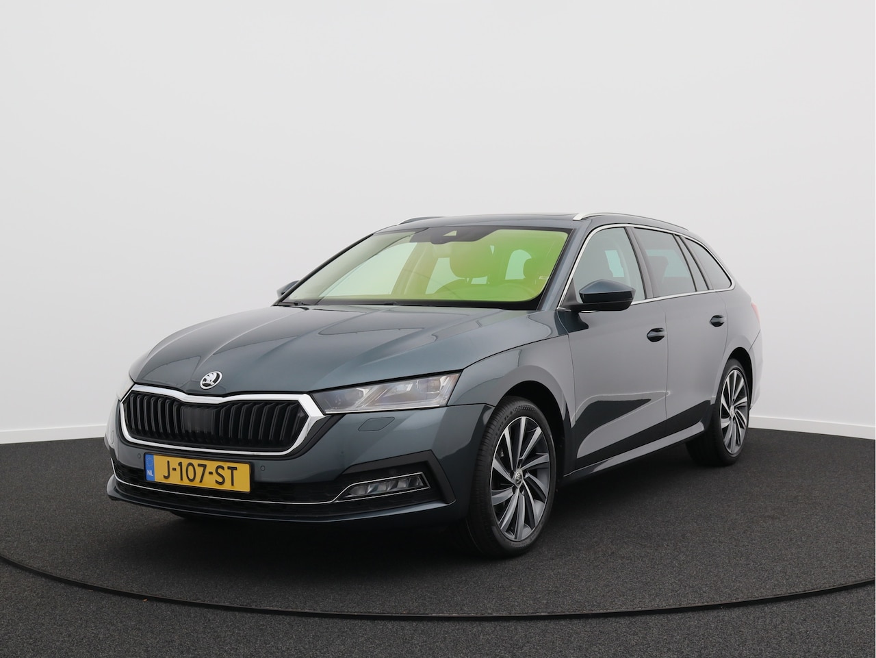 Skoda Octavia Combi - 1.5 TSI First Edition/ panoramadak/ lage km! - AutoWereld.nl
