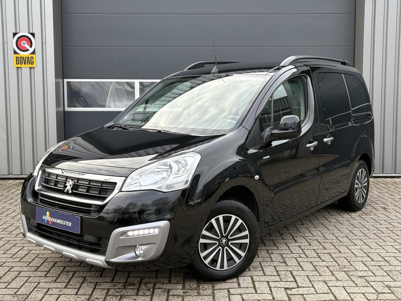 Peugeot Partner Tepee - 1.2 PureTech Style | Navi | Carplay | PDC | Airco | All Season | Interesse? Bel of App naa - AutoWereld.nl