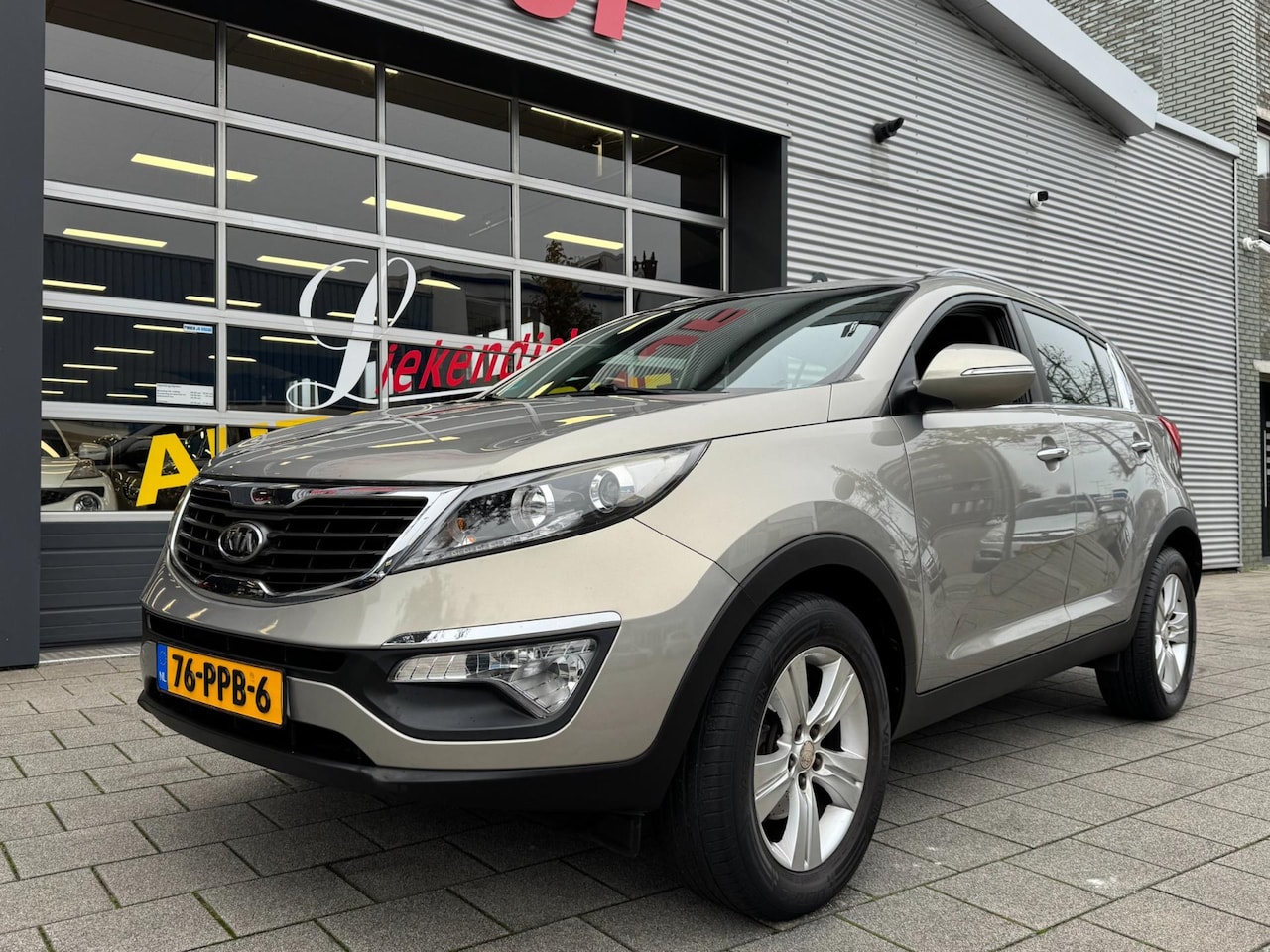 Kia Sportage - 2.0 X-ecutive Plus Pack - Airco I Leer I LED I PDC I Sport velgen I Trekhaak - AutoWereld.nl
