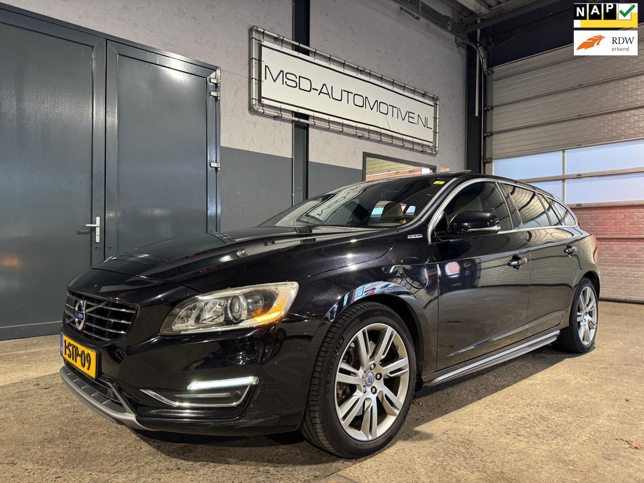Volvo V60 - 2.4 D6 AWD Plug-In Hybrid Summum Open Dak Bliss Nap - AutoWereld.nl