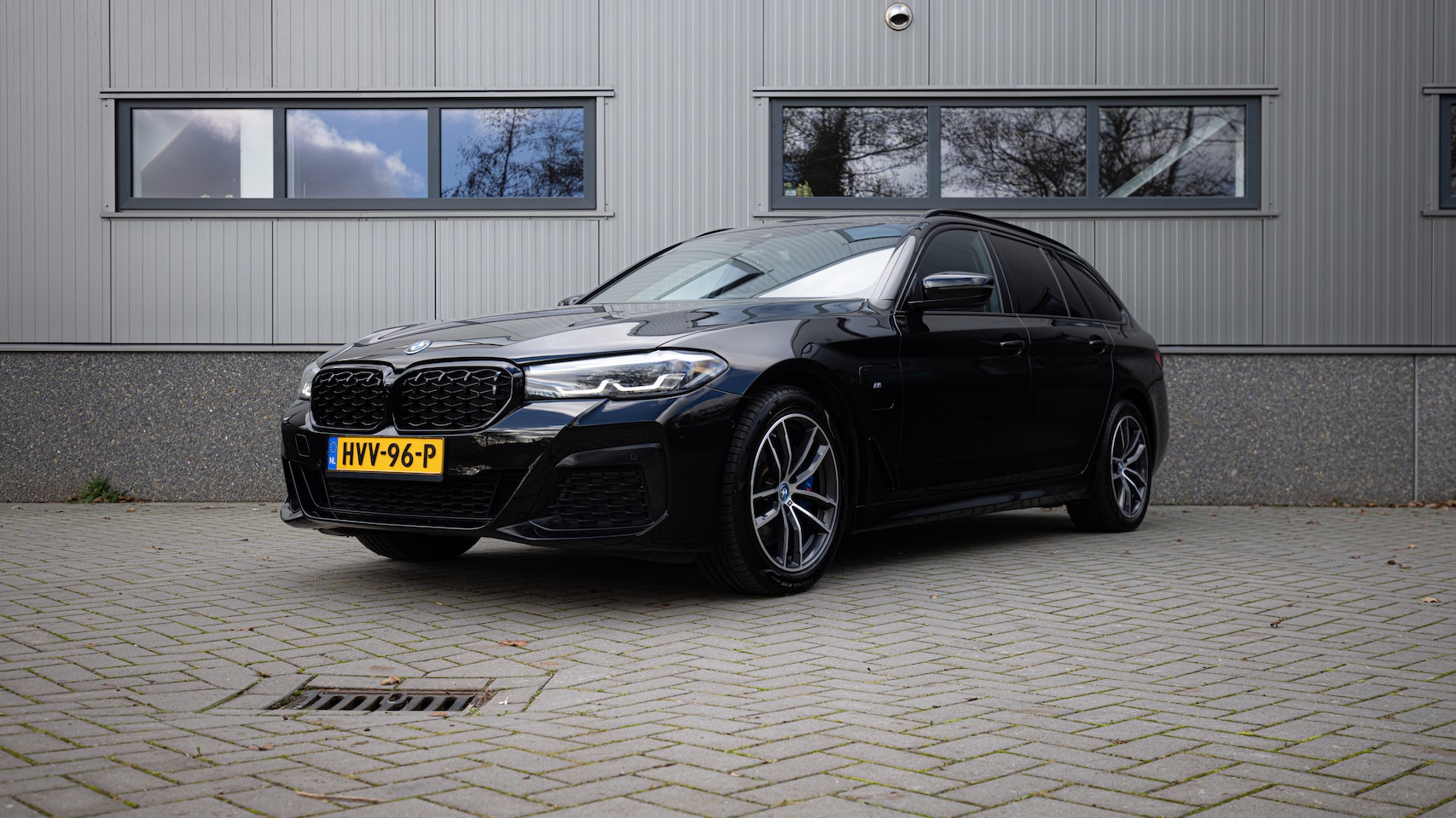 BMW 5-serie Touring - 530e High Executive M-Sport | Trekhaak | Alcantara | M Brakes - AutoWereld.nl