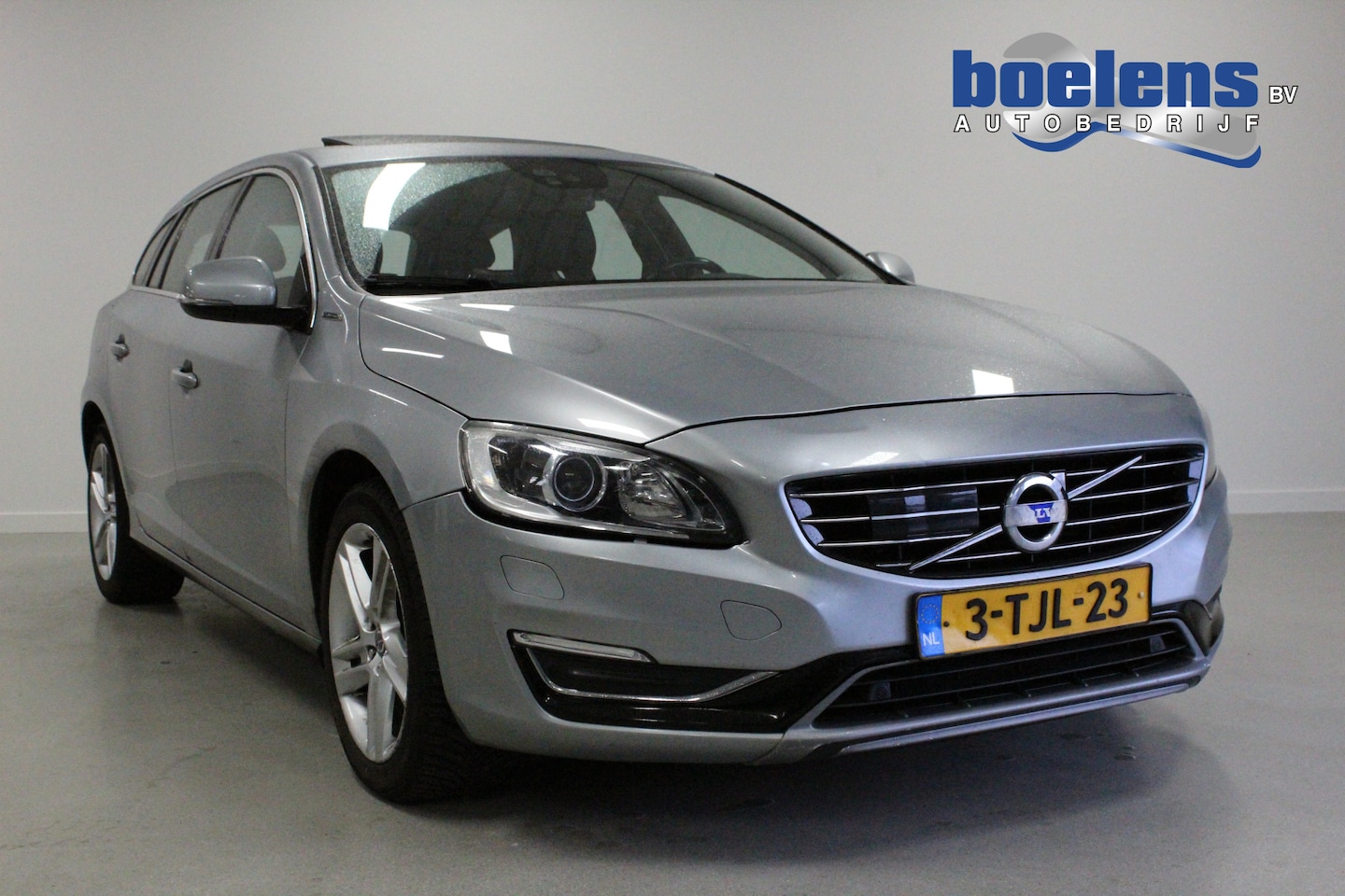Volvo V60 - 2.4 D6 AWD Plug-In Hybrid Summum | SCHUIF-/KANTELDAK | STANDKACHEL | STOEL+STUUR/VERW | LM - AutoWereld.nl