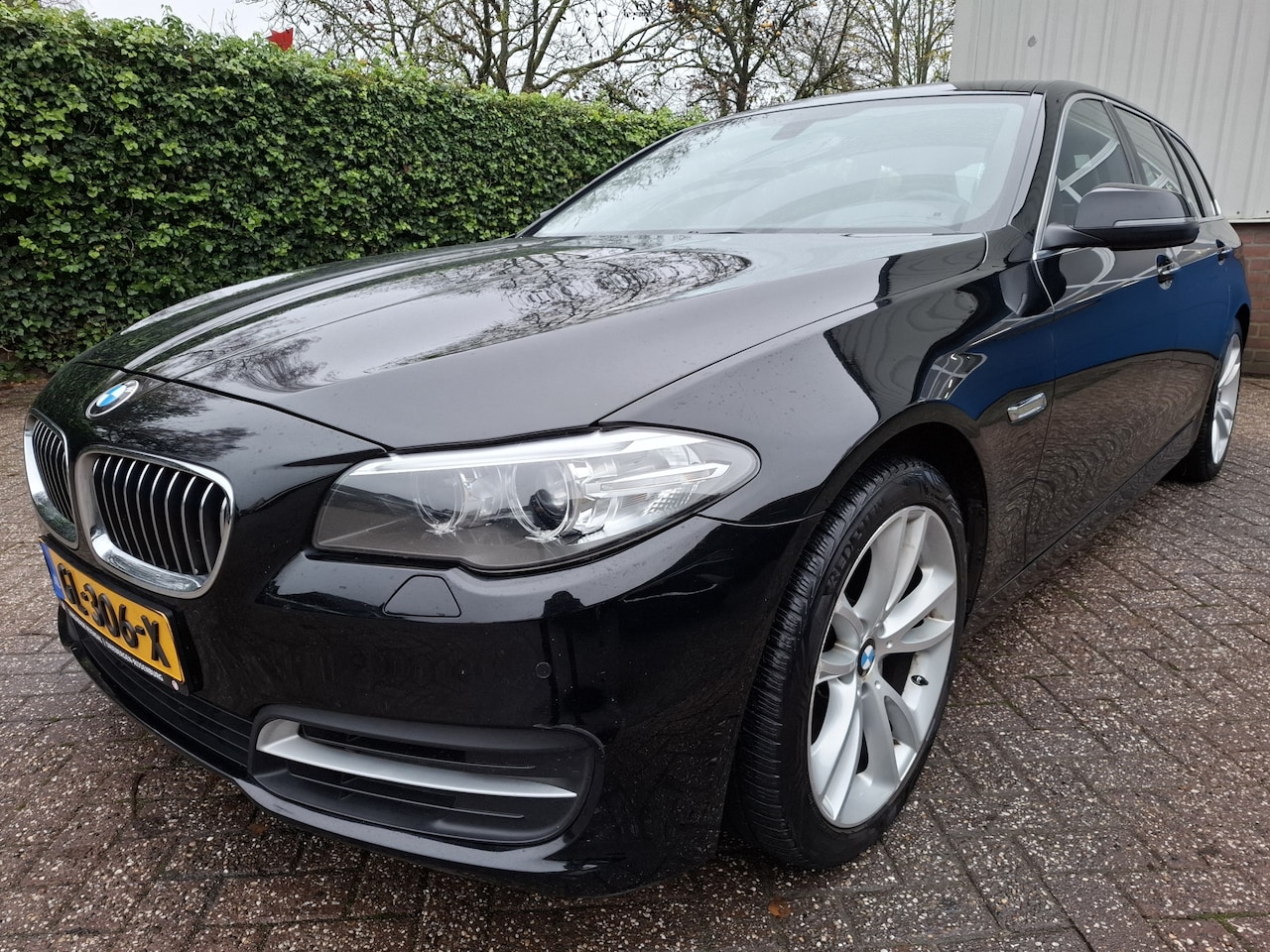 BMW 5-serie Touring - 528i High Executive XENON/TREKHAAK/LEER/HEAD UP/CRUISE 245PK - AutoWereld.nl