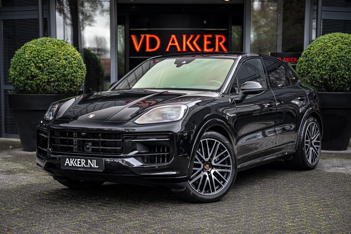 Porsche Cayenne Coupé - E-Hybrid SportDesign Zwart | Luchtvering | 22 Inch | 360° Camera | Adapt. Sportstoelen - AutoWereld.nl