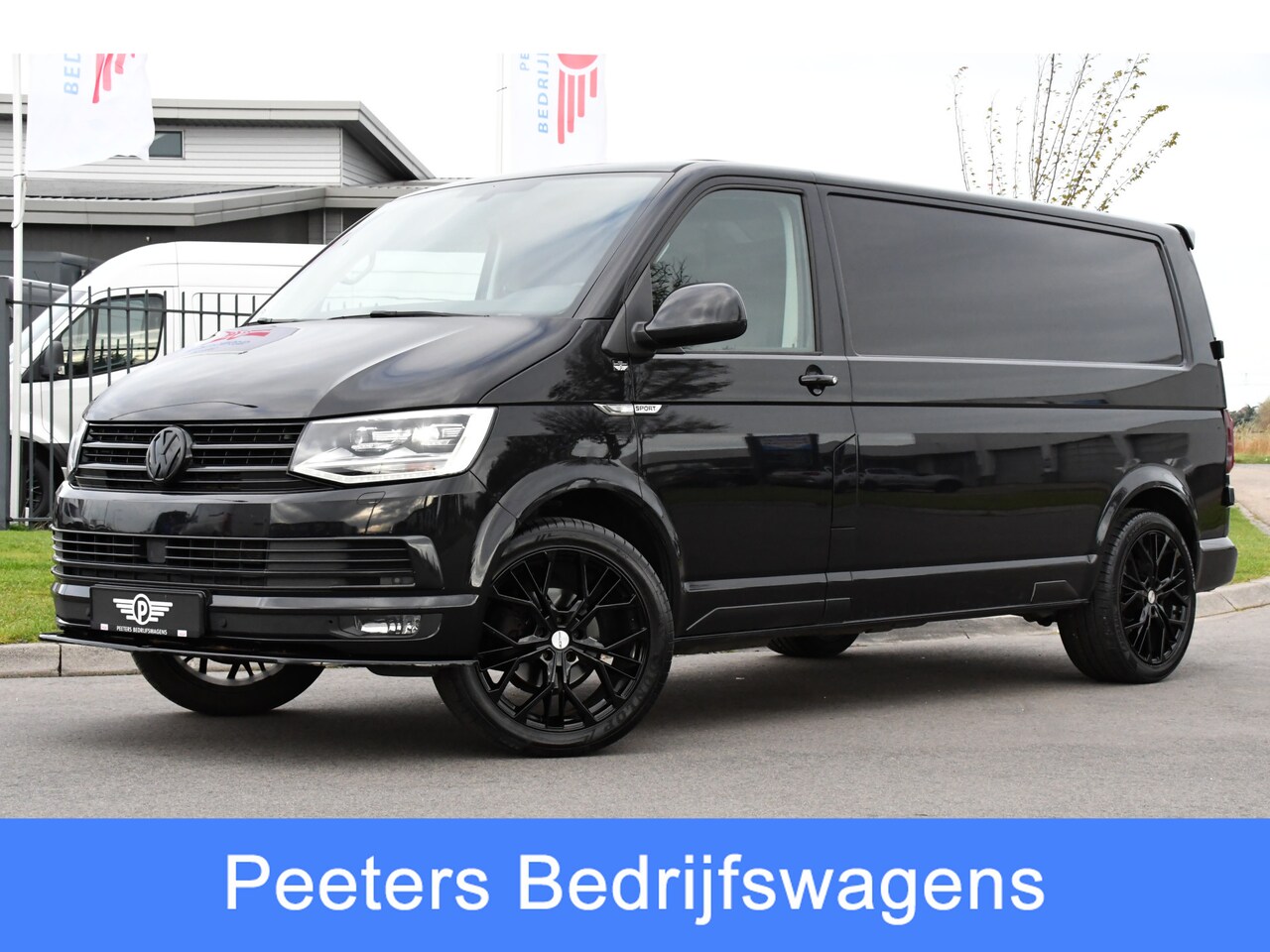Volkswagen Transporter - 2.0 TDI L2H1 Black Edition Highline Adaptieve Cruise, Camera, Carplay, Leder, Trekhaak, Se - AutoWereld.nl