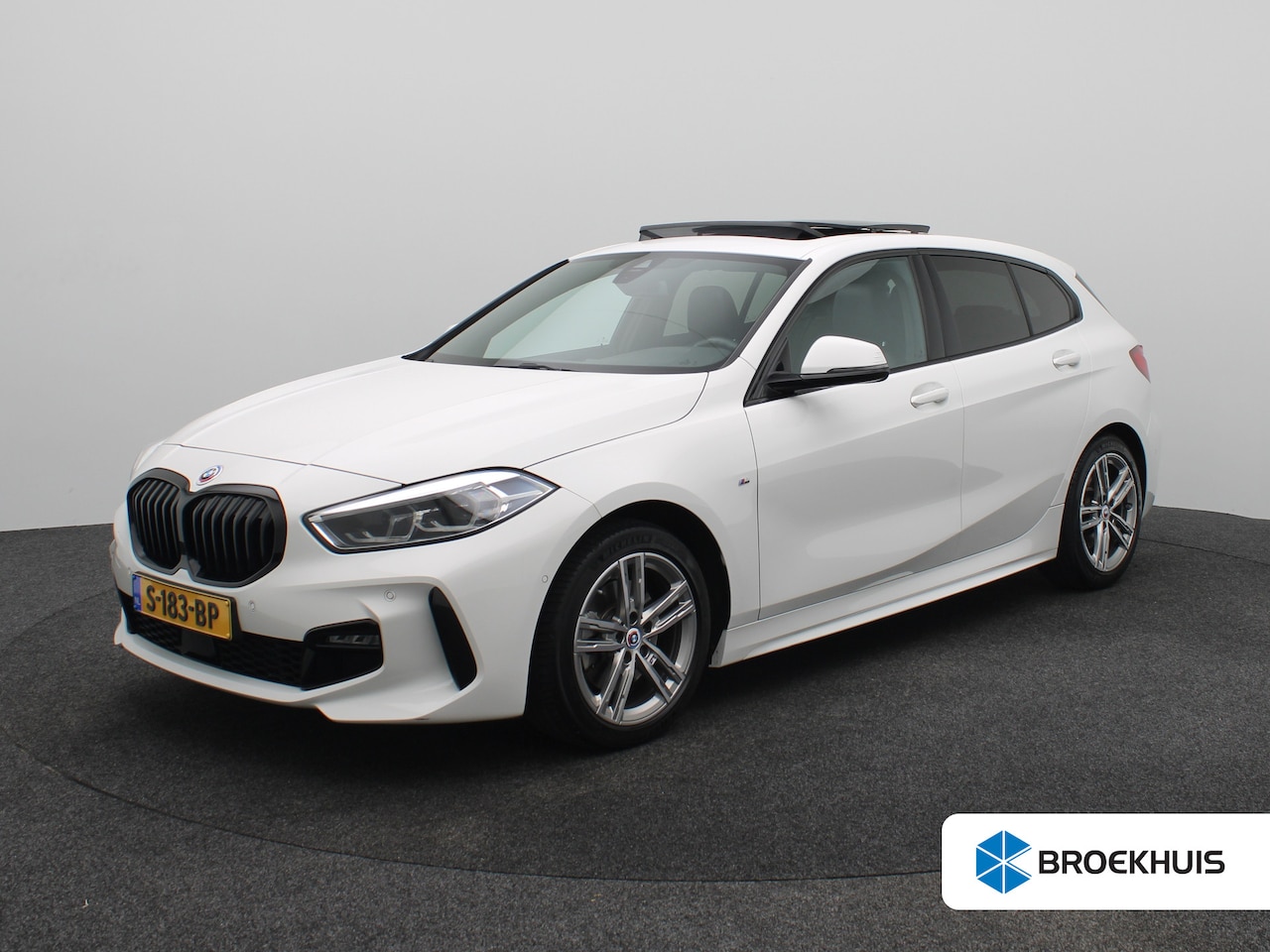 BMW 1-serie - M-Sport 118i Introduction Edition | Achteruitrijcamera | Airco (automatisch) | Armsteun vo - AutoWereld.nl