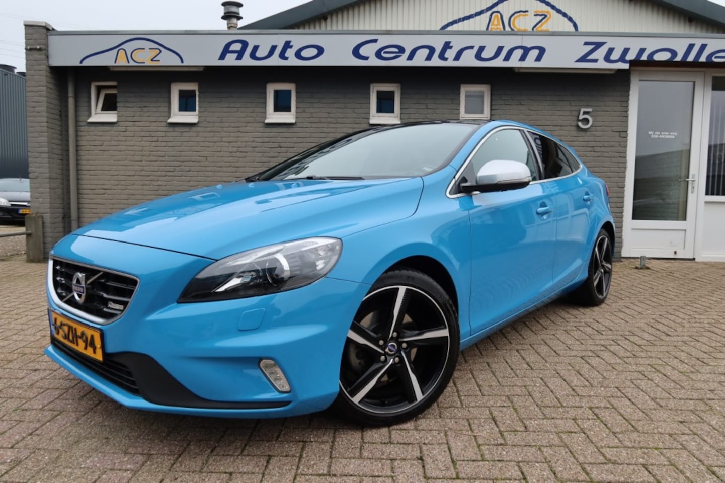 Volvo V40 - 1.6 T3 R-Design 1.6 T3 R-DESIGN, PANO, NAVI ,CAMERA, XENON, TREKHAAK ENZ... - AutoWereld.nl