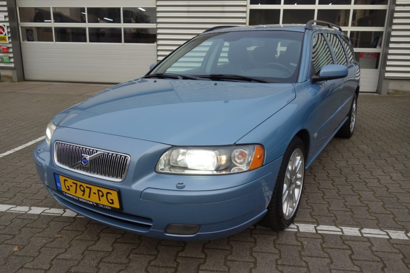 Volvo V70 - 2.5T Momentum 2.5T MOMENTUM, Trekhaak, All Season 17 Inch - AutoWereld.nl