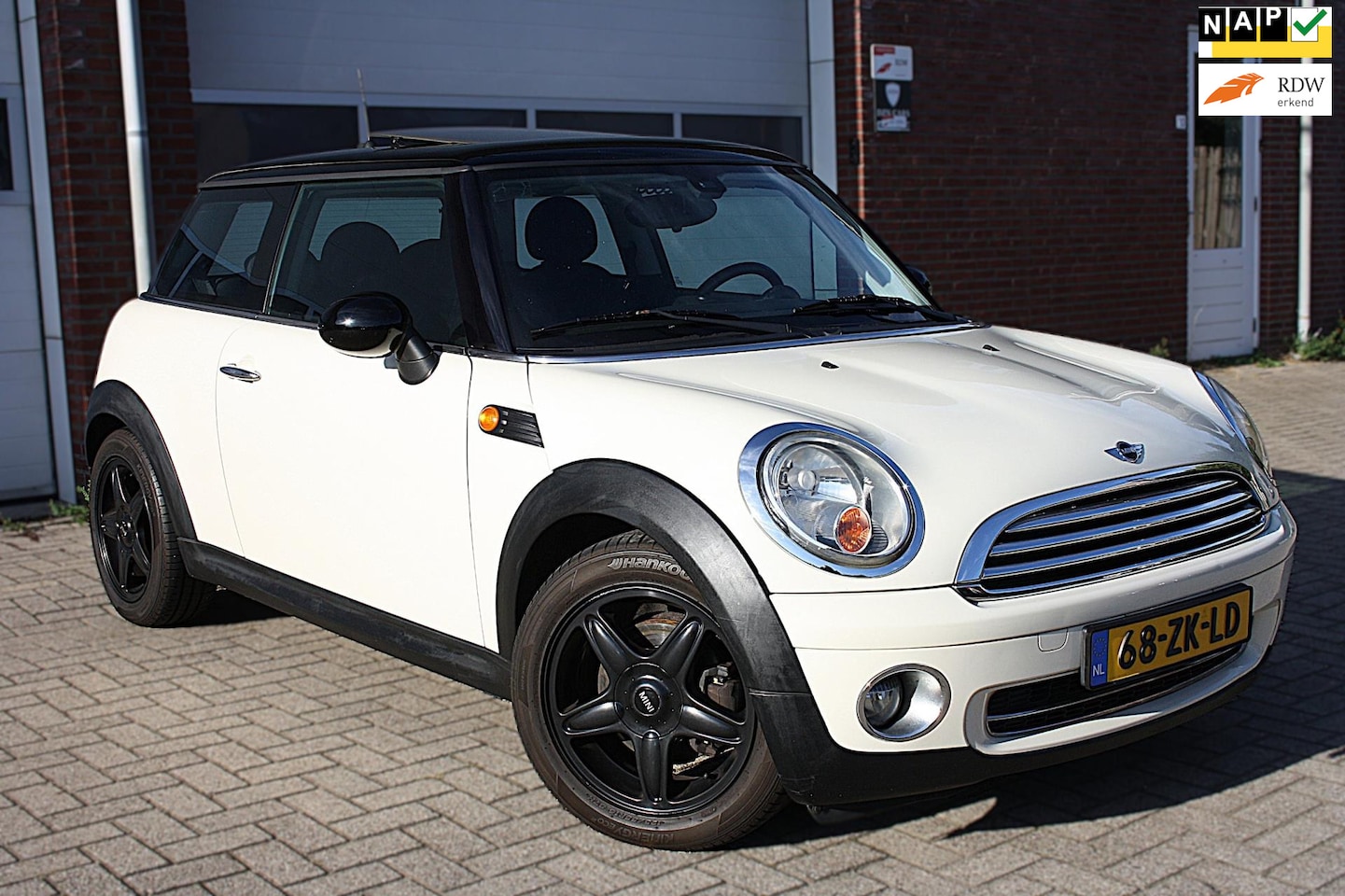 MINI Cooper - Mini 1.6 Pepper - Panorama dak - Airco - Nap - 6 versnelling 120 pk - AutoWereld.nl