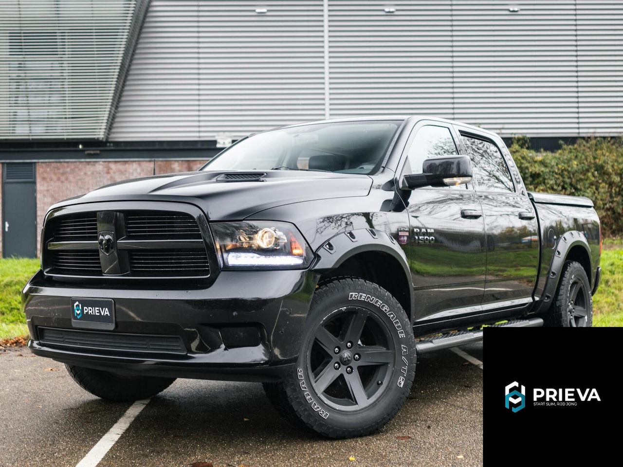 Dodge Ram 1500 - 4X4 5.7 HEMI V8 Crew Cab *grijs-ken/300L/pano* - AutoWereld.nl