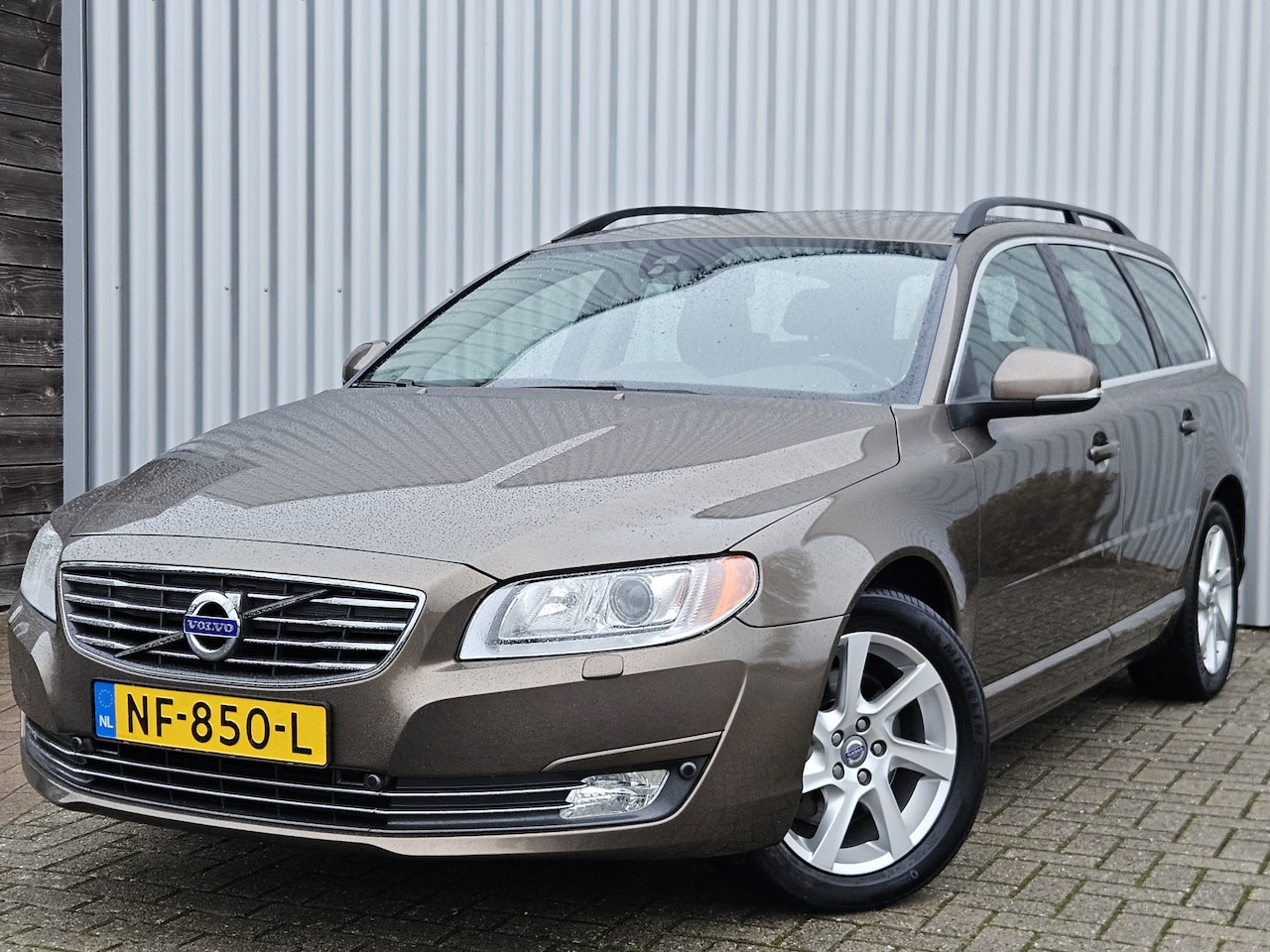 Volvo V70 - 2.0 D4 5-Cilinder Summum /Automaat/Dealer Onderhouden! - AutoWereld.nl