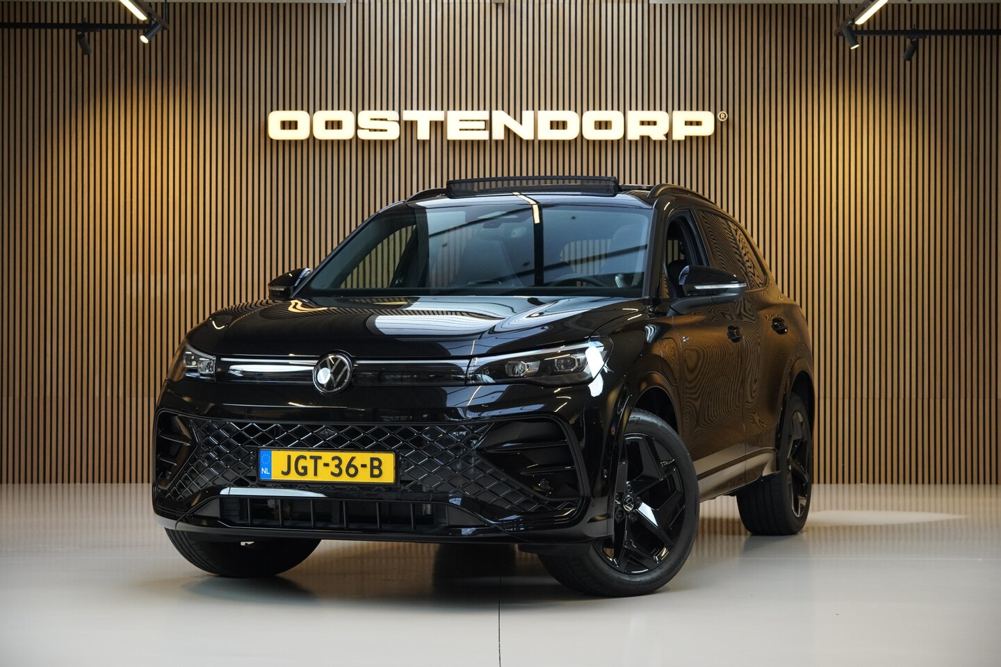 Volkswagen Tiguan - 1.5/272pk eHybrid R-Line Blackstyle|2025|Panoramadak|360°Camera|Trekhaak|19"Blackstyle|Sto - AutoWereld.nl