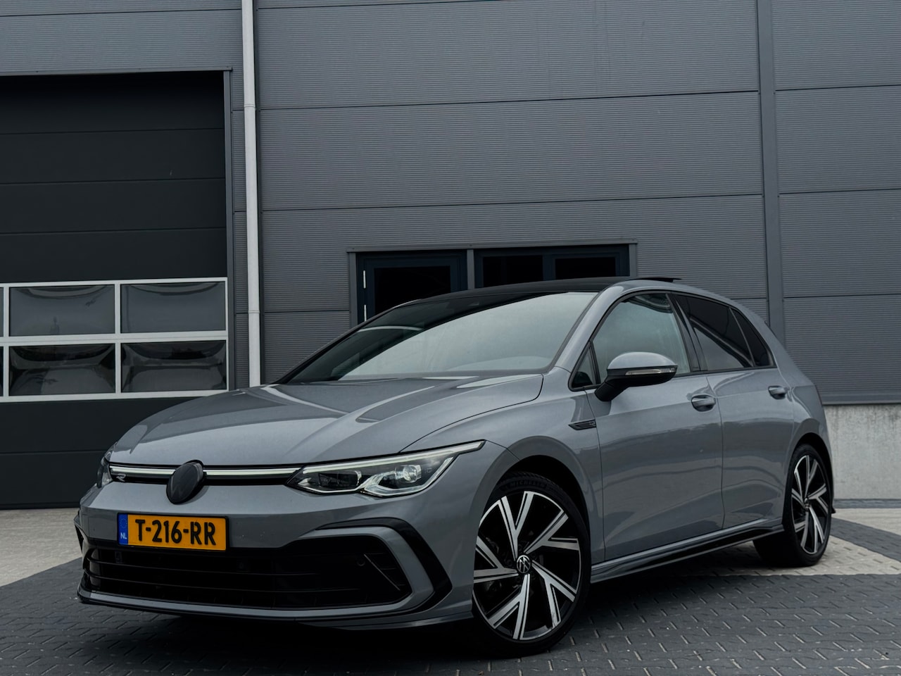 Volkswagen Golf - 1.5 eTSI R-Line Business | Pano | IQ | Dealer Onderhouden - AutoWereld.nl