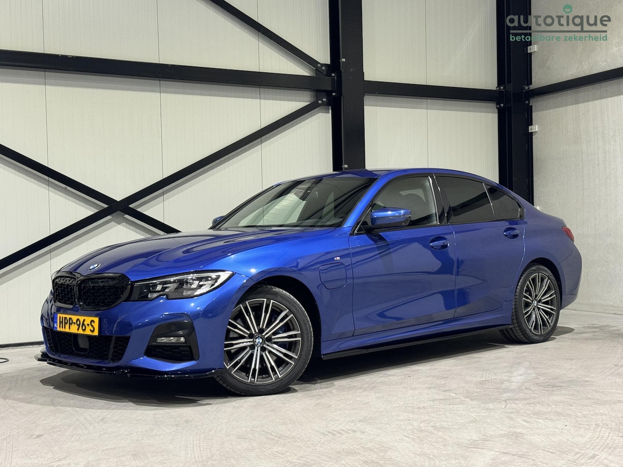 BMW 3-serie - 330e M-Sport Aut. | shadow line | driving assistant | navi | carplay | - AutoWereld.nl