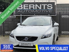 Volvo V40 - 2.0 T2|Navigatie|Parkeersensoren|Digitaal Instrumentenpaneel