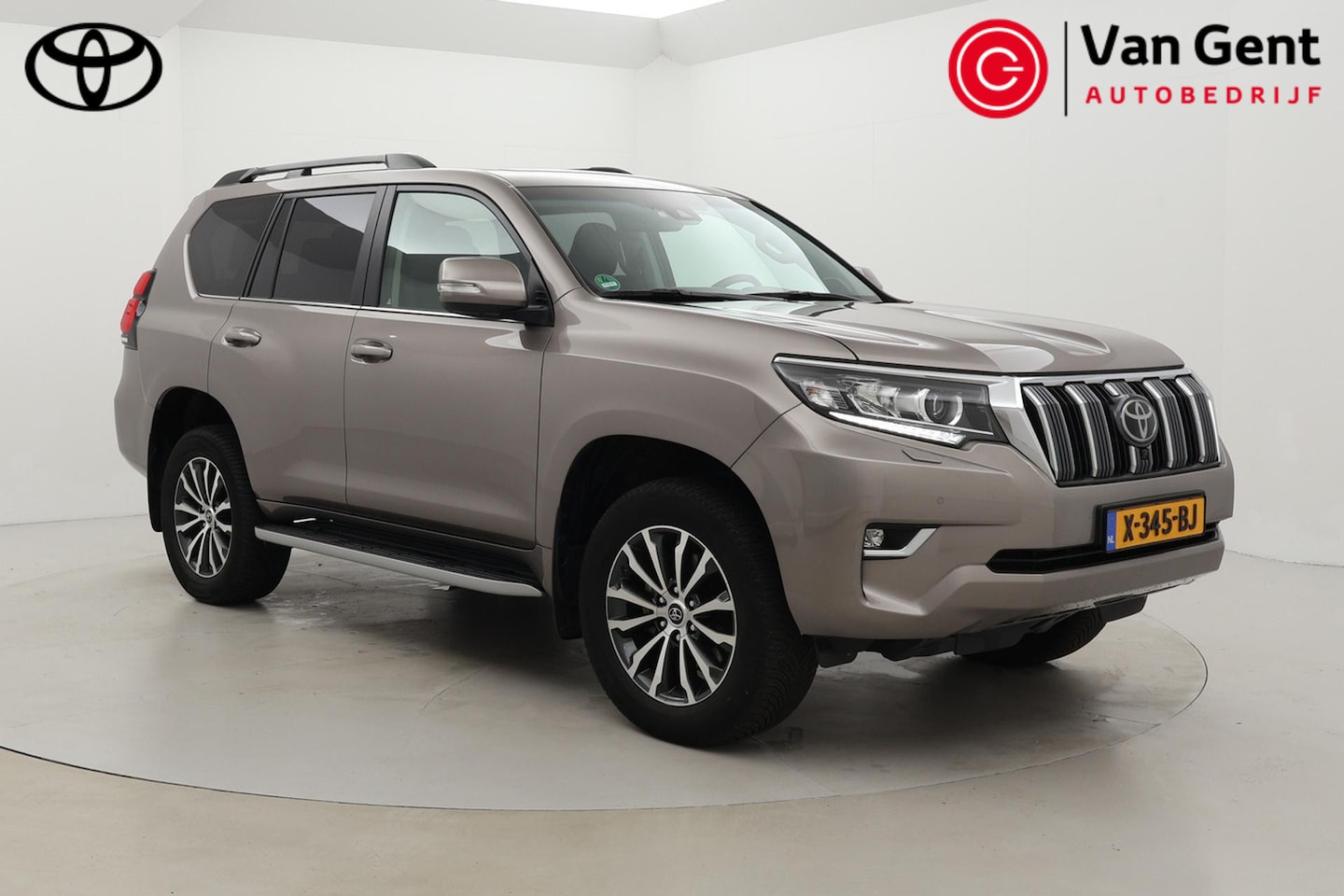 Toyota Land Cruiser - 7 pers. 2.8 D-4D Executive | Panoramadak | Trekhaak | Treeplanken | Stoel-/achterbankverwa - AutoWereld.nl