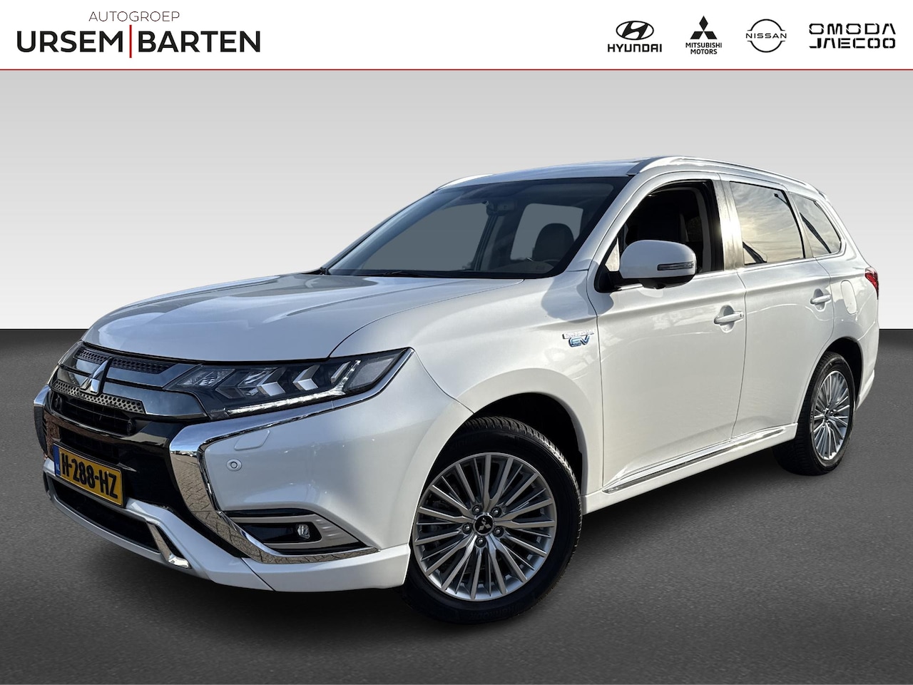 Mitsubishi Outlander - 2.4 PHEV Intense+ schuifdak | trekhaak - AutoWereld.nl