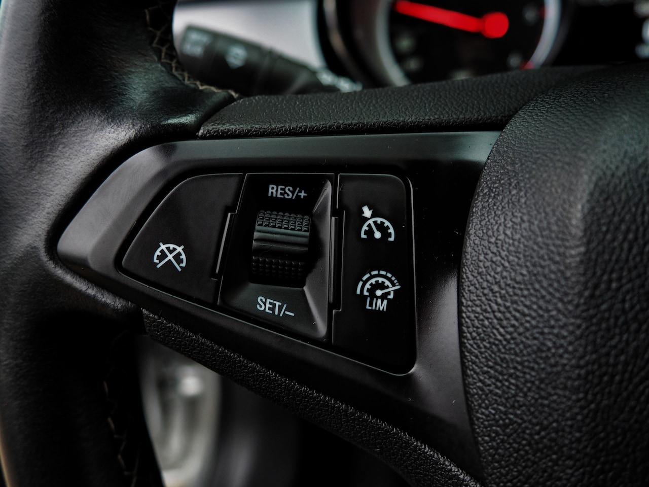 Opel Astra - 1.6 CDTI 110pk 120 Jaar Edition AIRCO CRUISE NAVI