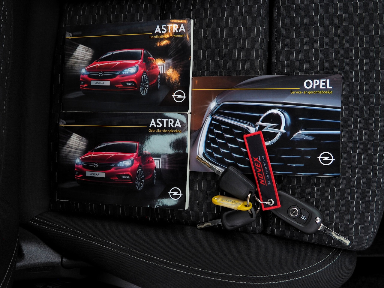 Opel Astra - 1.6 CDTI 110pk 120 Jaar Edition AIRCO CRUISE NAVI