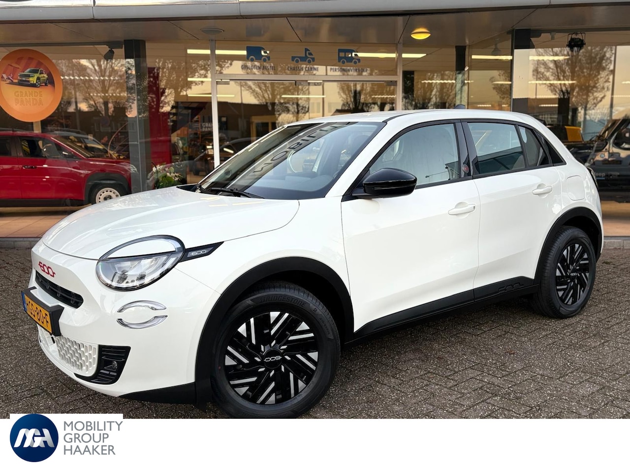 Fiat 600e - RED 54 kWh | Carplay | Cruise control | Parkeer sensoren | - AutoWereld.nl