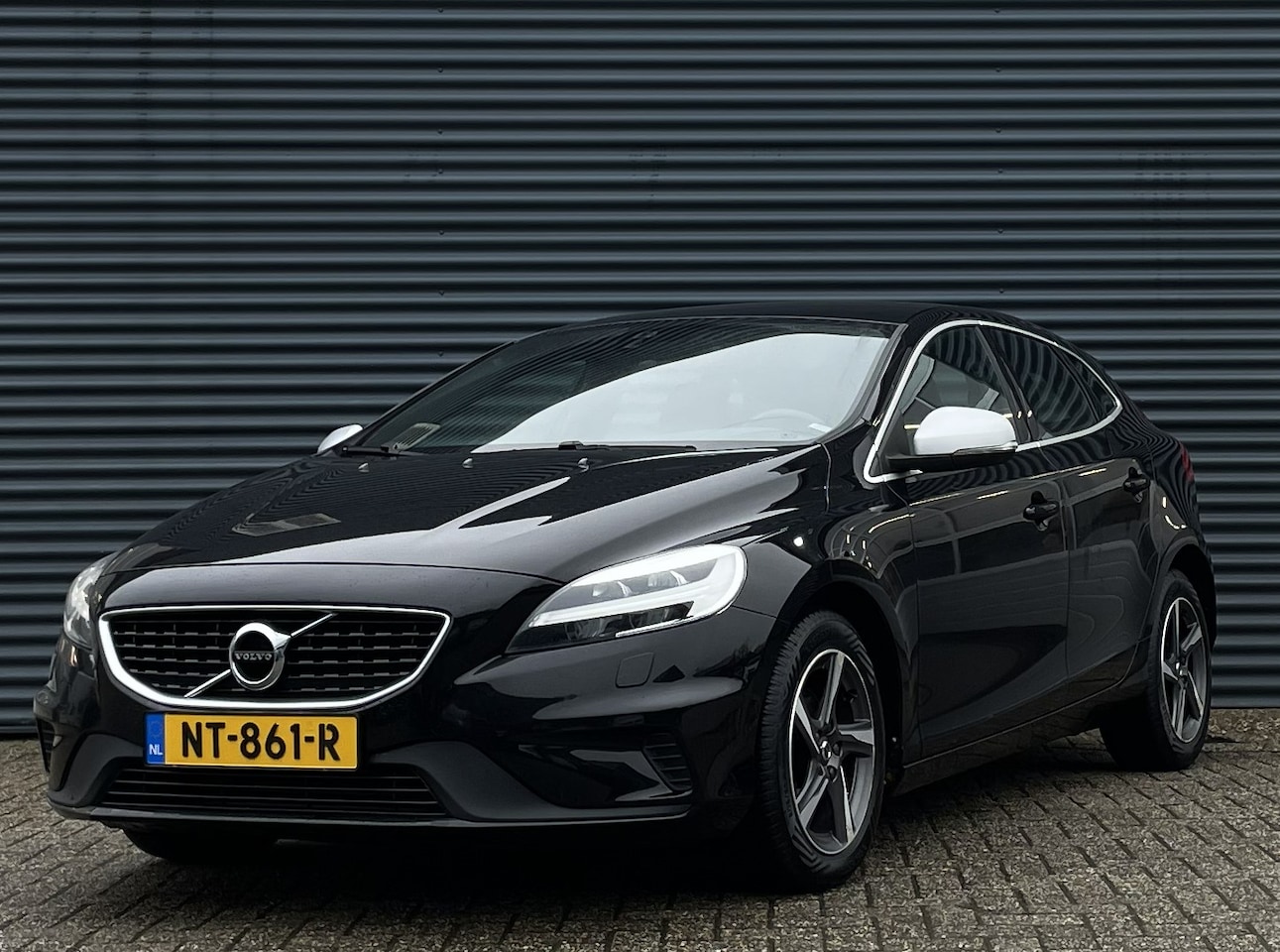 Volvo V40 - 2.0 D2 R-Design 2.0 D2 120PK R-Design - AutoWereld.nl