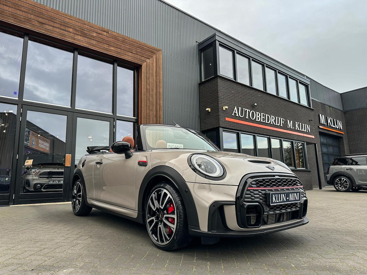 MINI Cabrio - Mini 2.0 John Cooper Works JCW Pack F1 aut 231pk Rooftopgrey/Chesterbrown leer/Bomvol/Btw - AutoWereld.nl