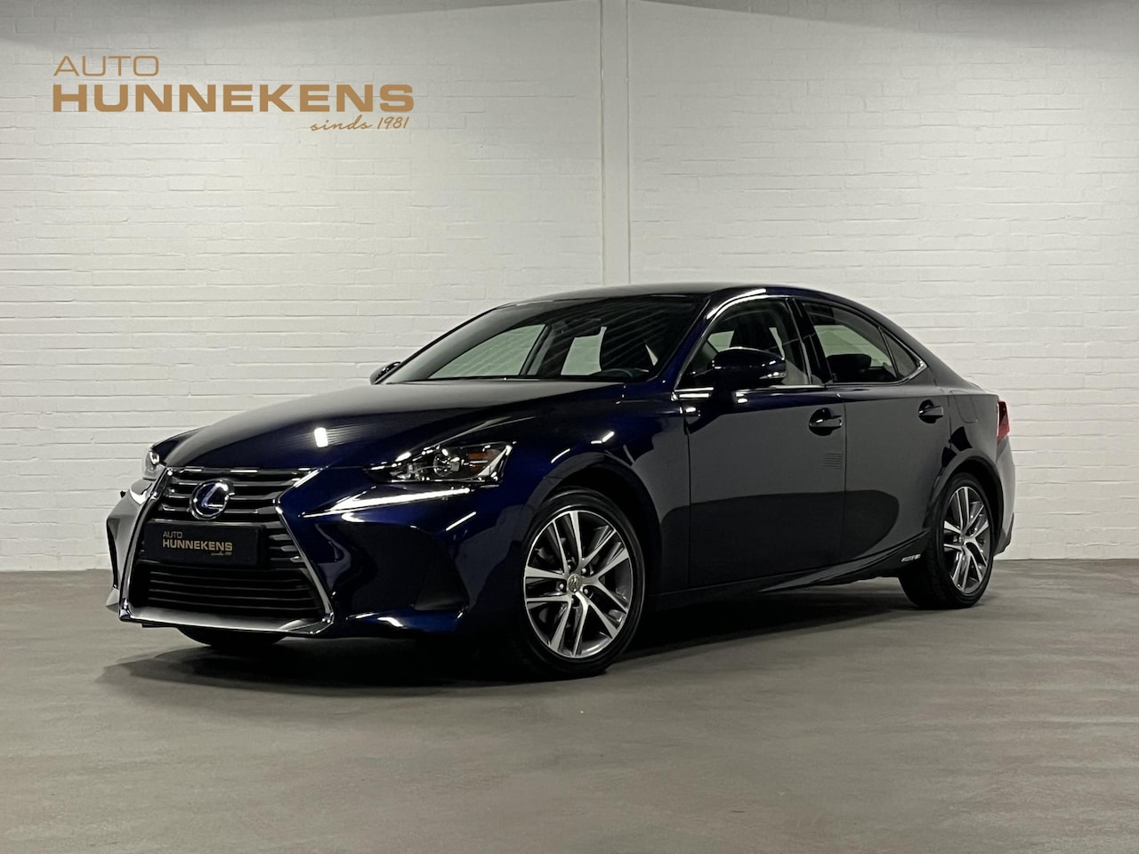 Lexus IS - 300h Hybrid Business Line Cruise control | Stoelverwarming | Climate control | Leder/Stof - AutoWereld.nl