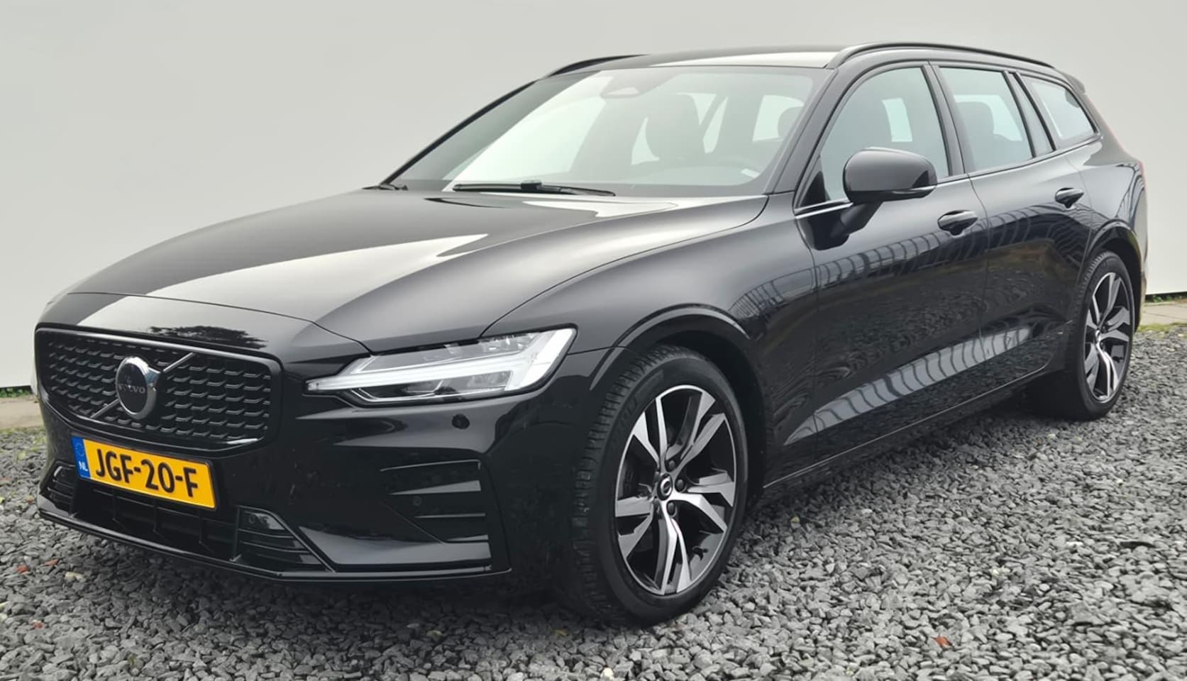 Volvo V60 - 2.0 B4 Plus Dark Leder pakket RG0R - 18” Wielen - Climate - Donkere hemel - Electrisch be - AutoWereld.nl