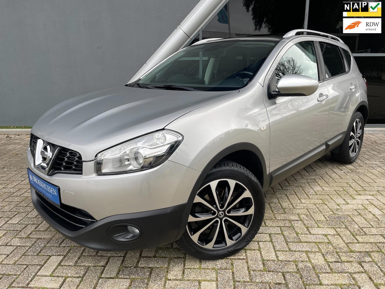 Nissan Qashqai - 2.0 Connect Edition 141pk Panoramadak / Trekhaak / Camera - AutoWereld.nl