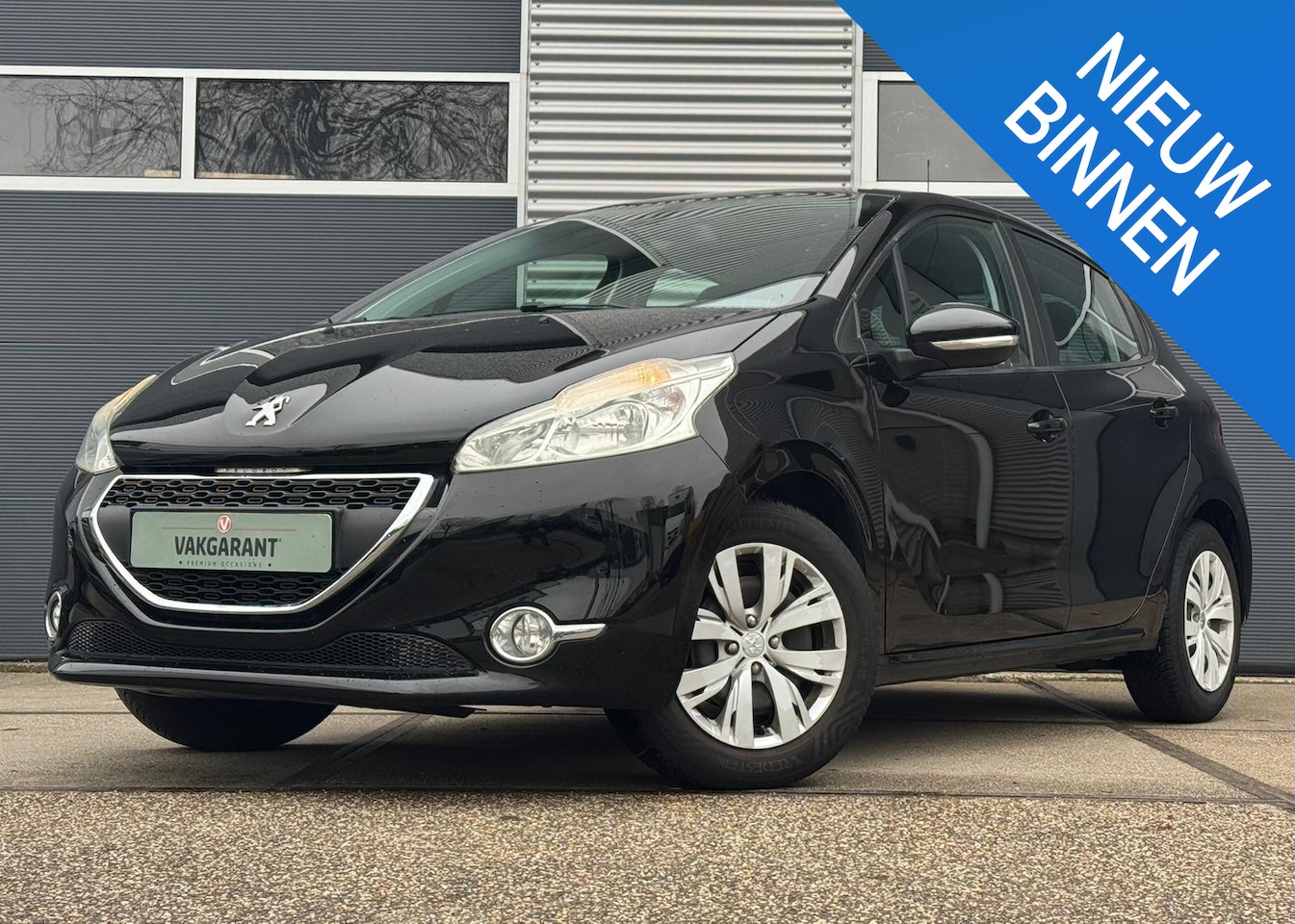 Peugeot 208 - 1.2 VTi Envy |Climate |Trekhaak |Navi |Sensoren |Cruise - AutoWereld.nl