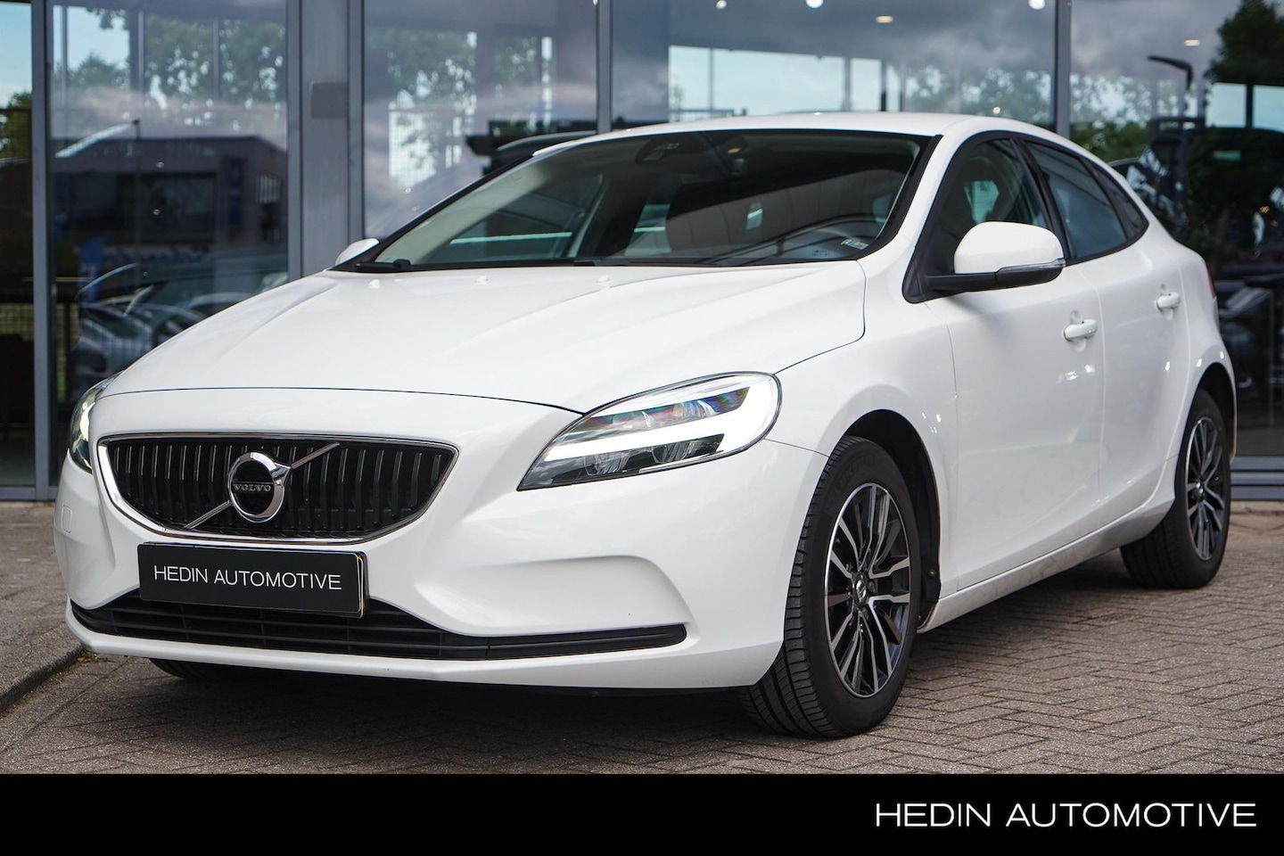 Volvo V40 - 1.5 T2 Polar+ | Automaat | Trekhaak | 1500KG Trekgewicht | Leer | Stoelverwarming | Parkee - AutoWereld.nl