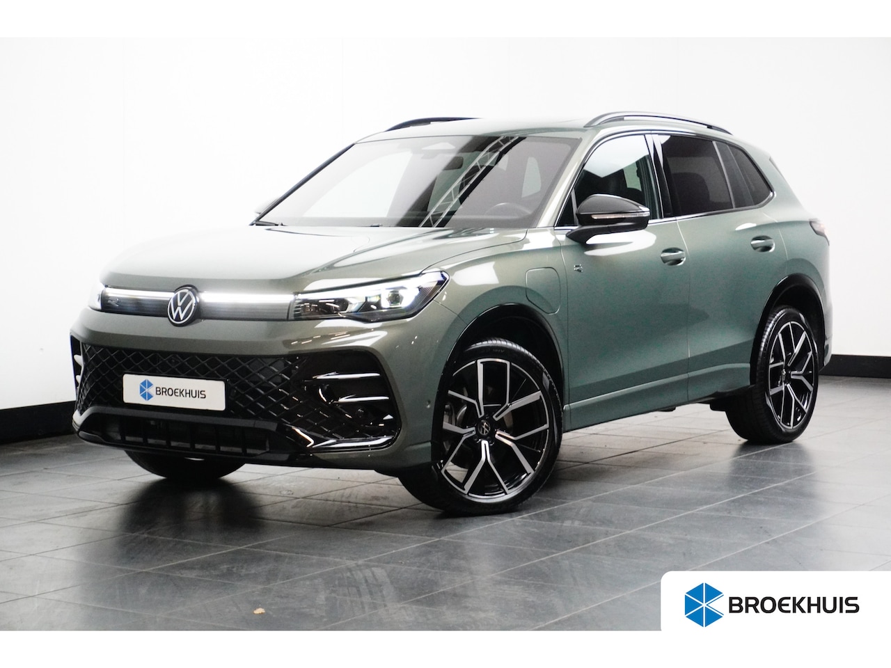 Volkswagen Tiguan - 1.5 TSI eHybrid 200 kW R-Line 272pk | Panorama dak | Lederen bekleding | Trekhaak | 360 ca - AutoWereld.nl