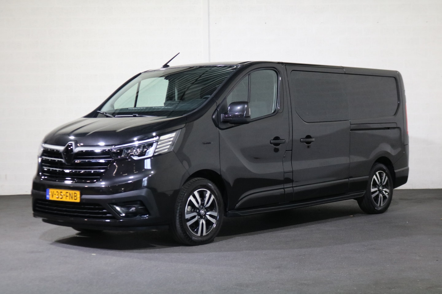 Renault Trafic - 2.0 dCi 150pk L2 H1 DC Luxe Black Line - AutoWereld.nl