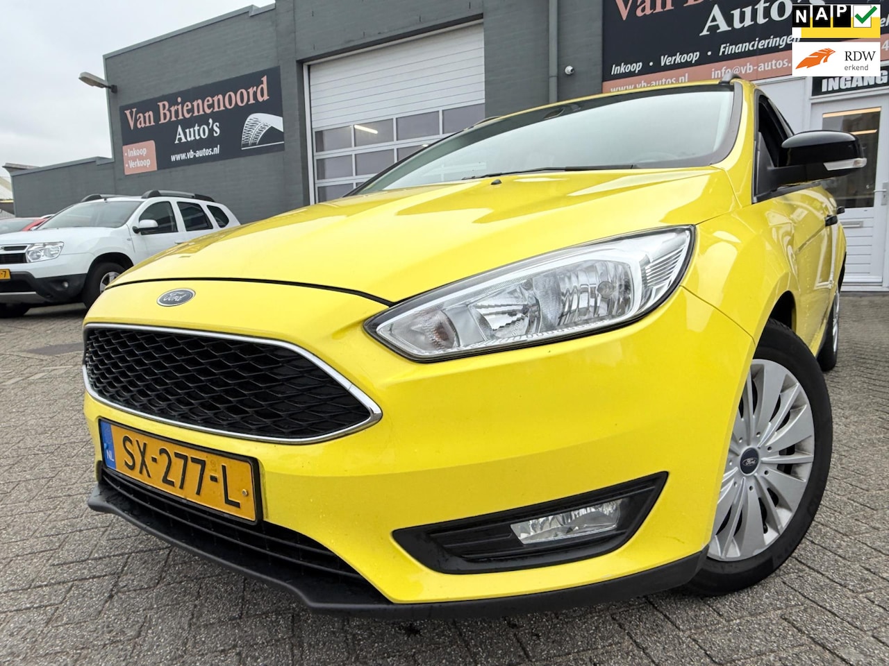 Ford Focus Wagon - 1.5 TDCI Lease Edition 6 bak met trekhaak en parkeersensoren en navigatie en bluetooth tel - AutoWereld.nl