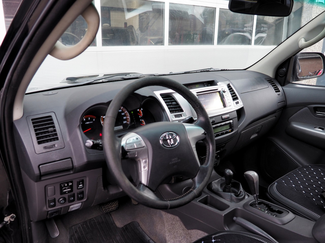 Toyota HiLux - 3.0 D-4D-F 4WD GRIJS KENT. CLIMA CRUISE NAVI TREKH.