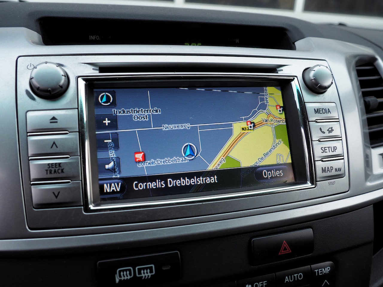 Toyota HiLux - 3.0 D-4D-F 4WD GRIJS KENT. CLIMA CRUISE NAVI TREKH.