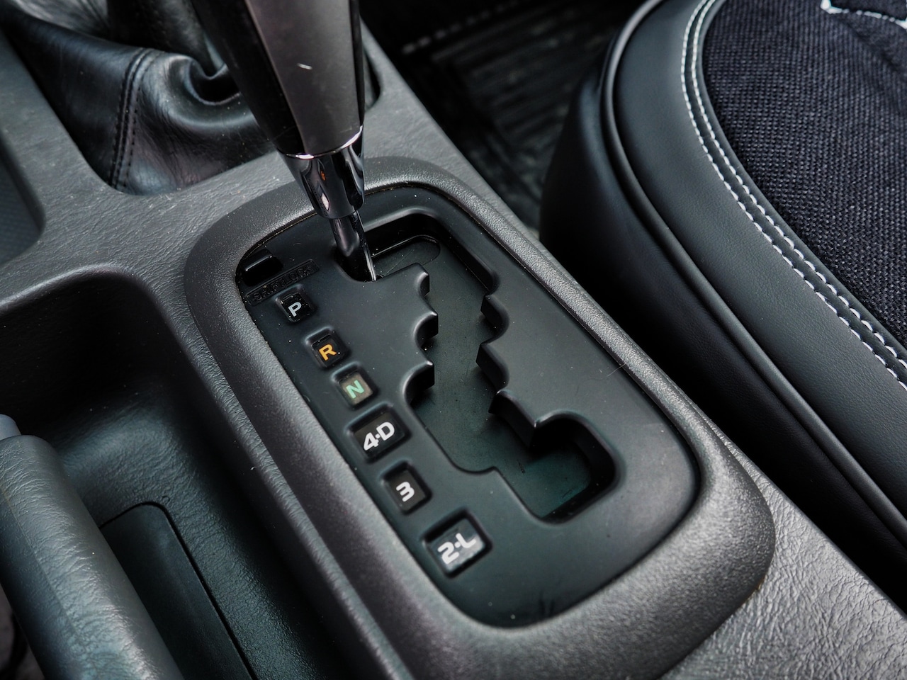 Toyota HiLux - 3.0 D-4D-F 4WD GRIJS KENT. CLIMA CRUISE NAVI TREKH.