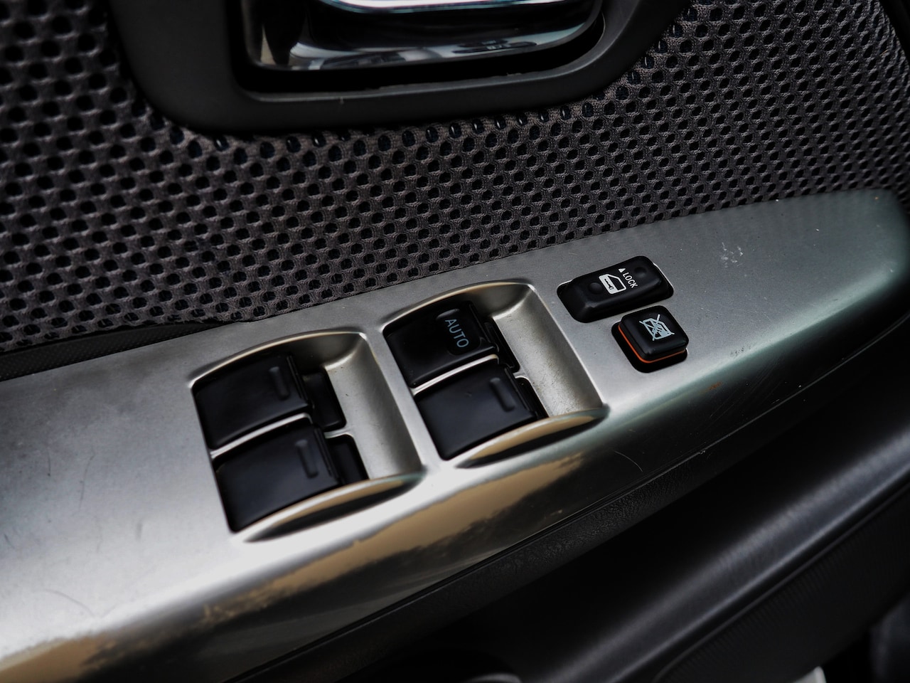 Toyota HiLux - 3.0 D-4D-F 4WD GRIJS KENT. CLIMA CRUISE NAVI TREKH.