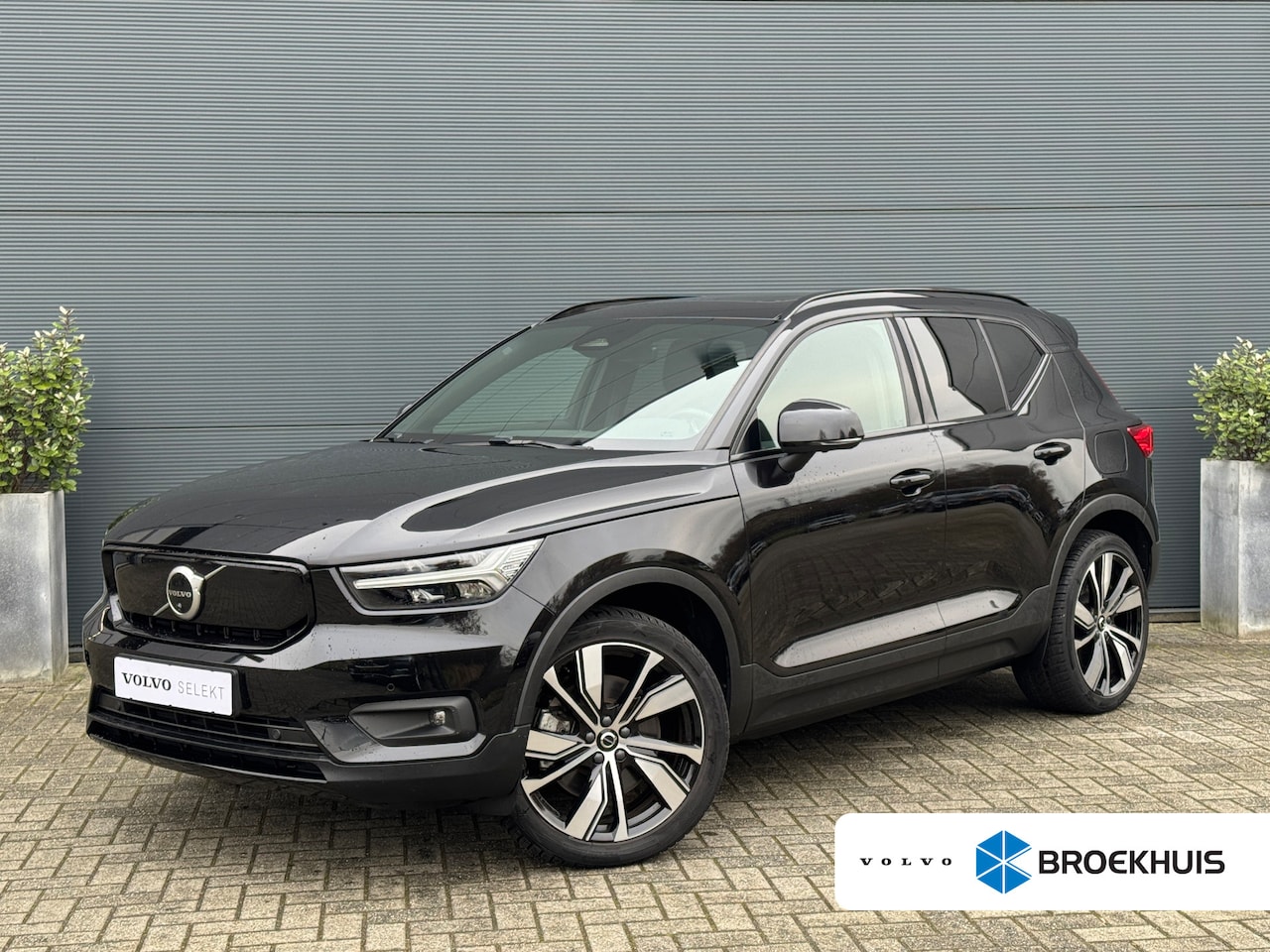 Volvo XC40 - Recharge P8 AWD R-Design | Soh 94% | Pano | 360 camera | Leder | Trekhaak | Warmtepomp | - AutoWereld.nl