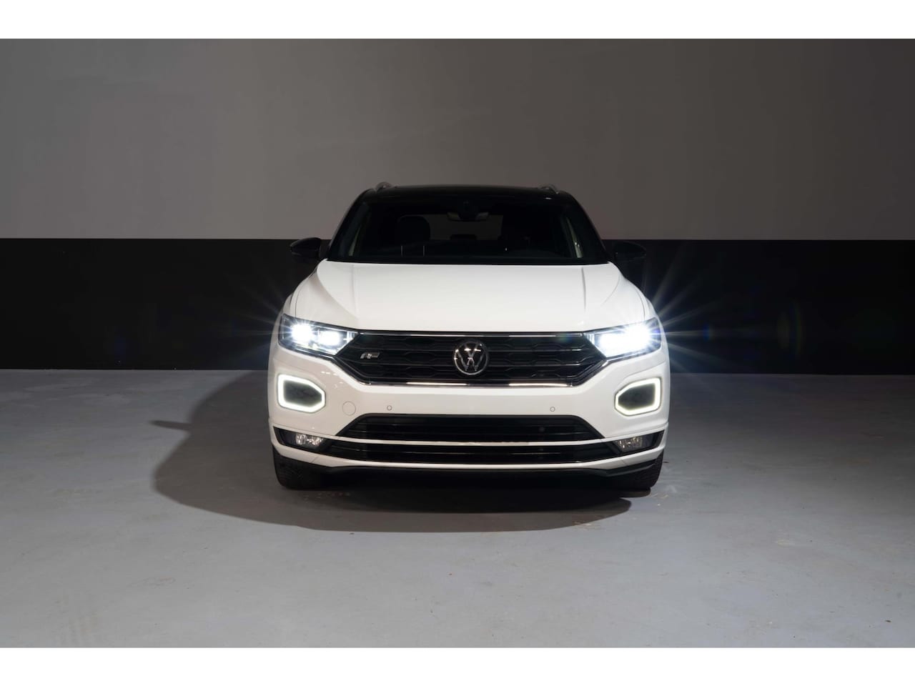 Volkswagen T-Roc - 1.5 TSI R Line Pano Carplay - AutoWereld.nl